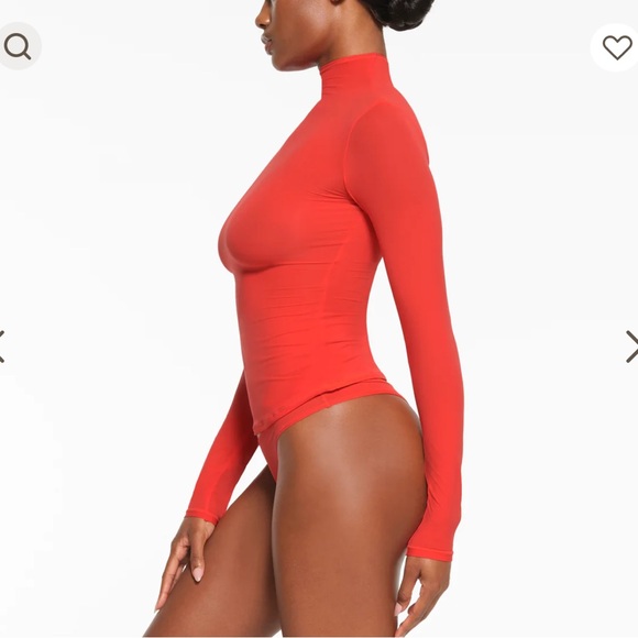 Skims turtleneck top - Picture 2 of 4